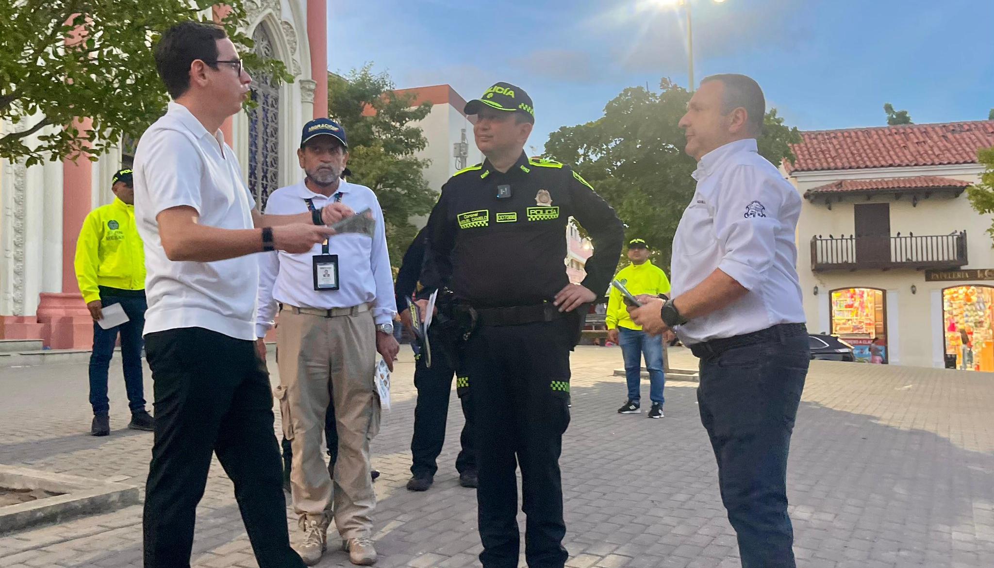 El secretario de Gobierno, Ángelo Cianci; comandante de la Policía Metropolitana de Barranquilla es el Coronel Miguel Andrés Camelo Sánchez; y el Jefe de la Oficina de Seguridad, Yesid Turbay.