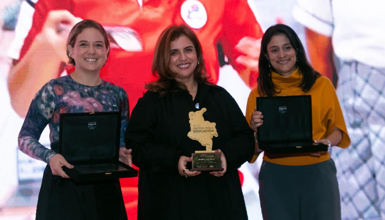 Paola Amar, secretaria de Educación del Distrito, con el reconocimiento.