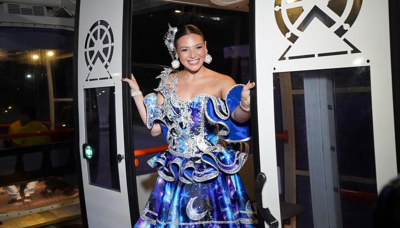 La Reina del Carnaval 2026, Michelle Char, en la entrada de una de la cabinas de 'La Luna del Río'. 