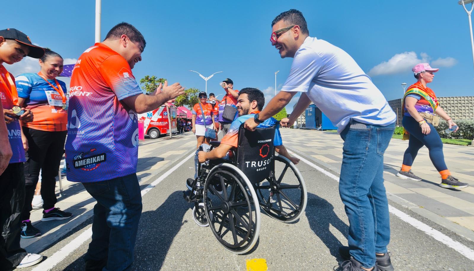 Entrega de sillas de ruedas.