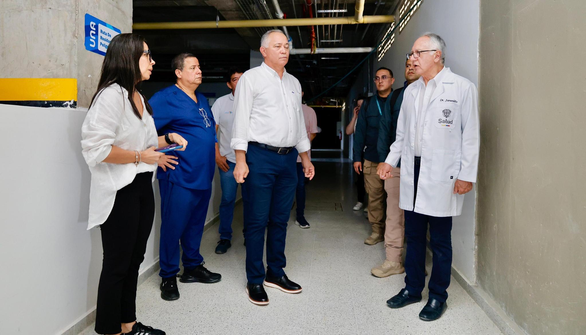 Fredys Socarrás junto al Ministro de Salud, Guillermo Jaramillo.