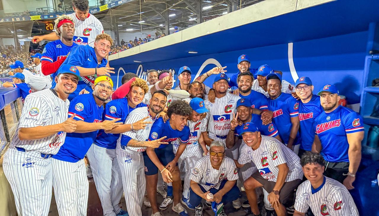 Teo Gutiérrez y Carlos Bacca con los peloteros de los Caimanes.