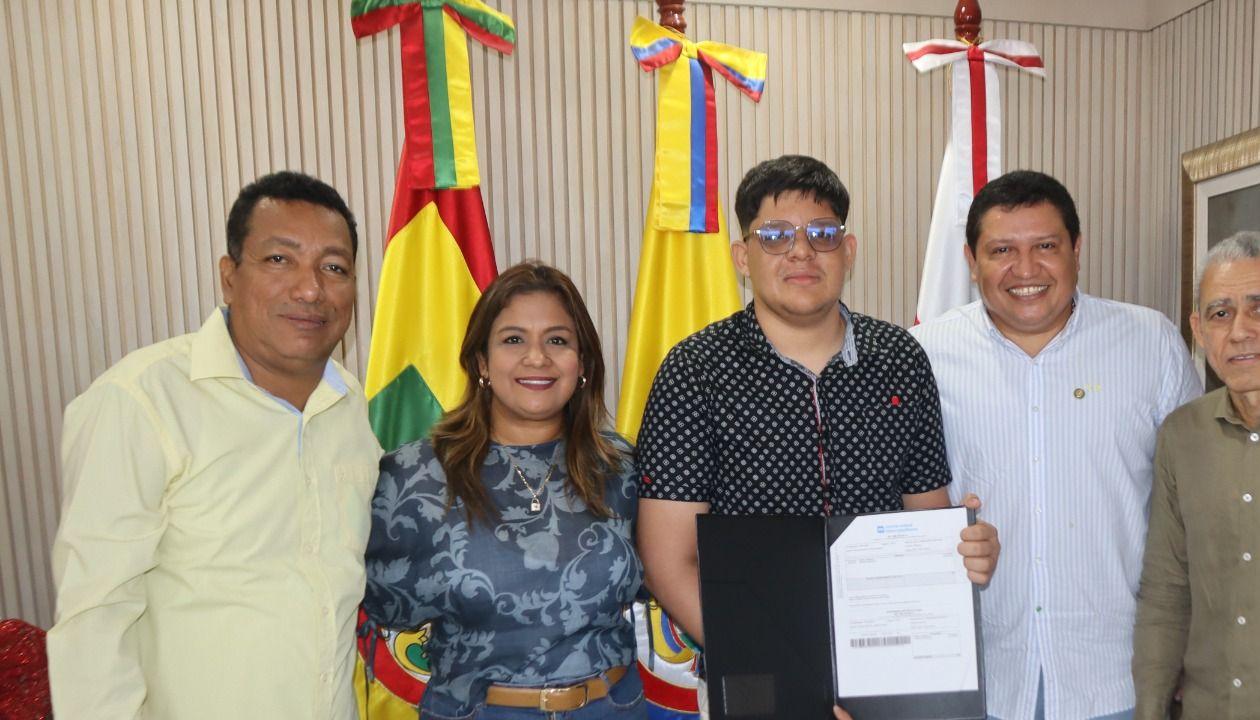 Rector de la Institución Educativa Juan V Padilla Wilmer Solaez, Secretaria de Educación Departamental Maribel Castro Flórez, el joven Javier Alfredo Molina Molina,  vicerrector José Luis Castro Guerra y el rector de Unimetro Dr. José Borré Aguilera.