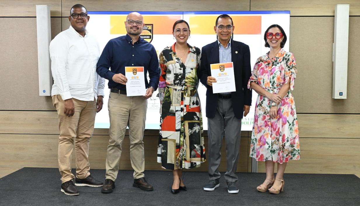 Entrega de reconocimiento a Unisimón.