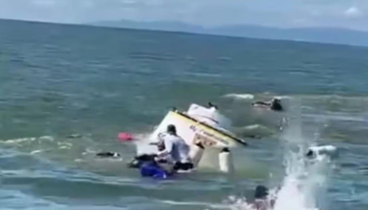 Barco que se hundió en el Golfo de Urabá este sábado. 