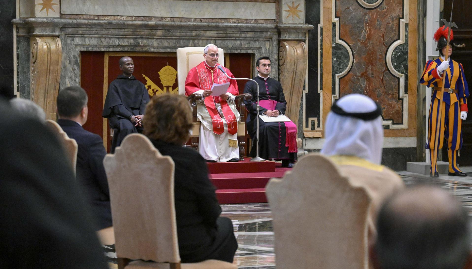 El pontífice durante el encuentro con los representantes de varios países. 