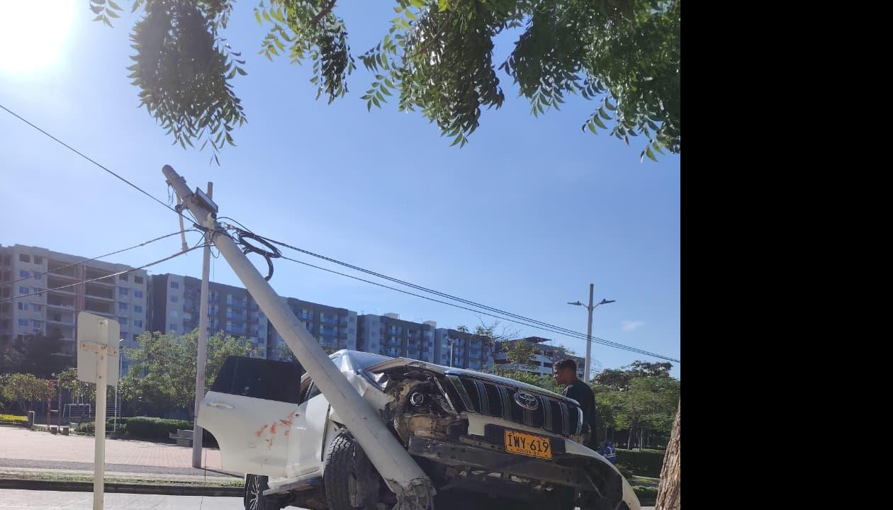 Después del ataque criminal, el vehículo chocó con un poste.