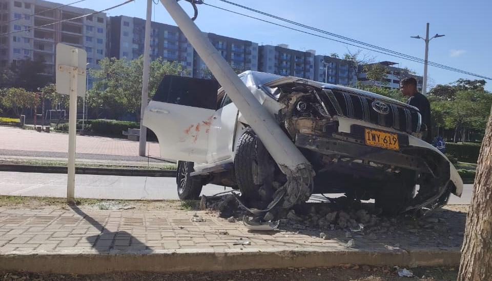 Después del ataque criminal, el vehículo chocó con un poste.