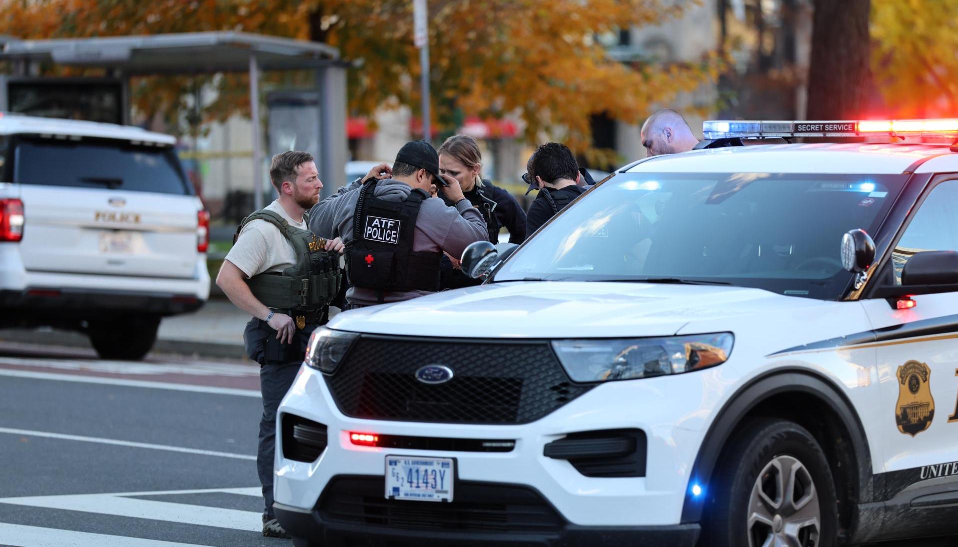 Agentes custodian cerca de la Casa Blanca en Washington 