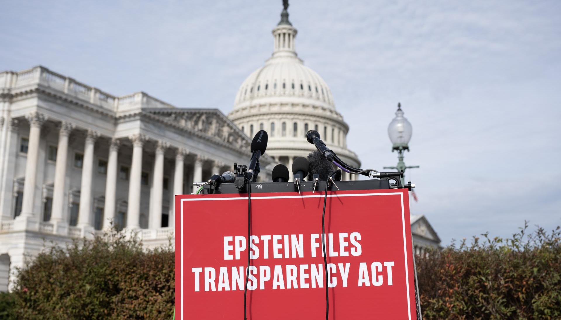 Fotografía de un cartel sobre el caso del pederasta Jeffrey Epstein.