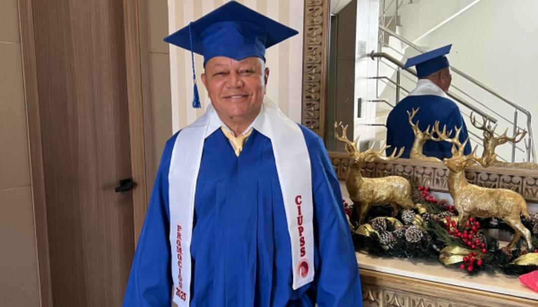 El excampeón mundial de boxeo Sugar Baby Rojas poco antes de recibir su diploma de bachiller. 