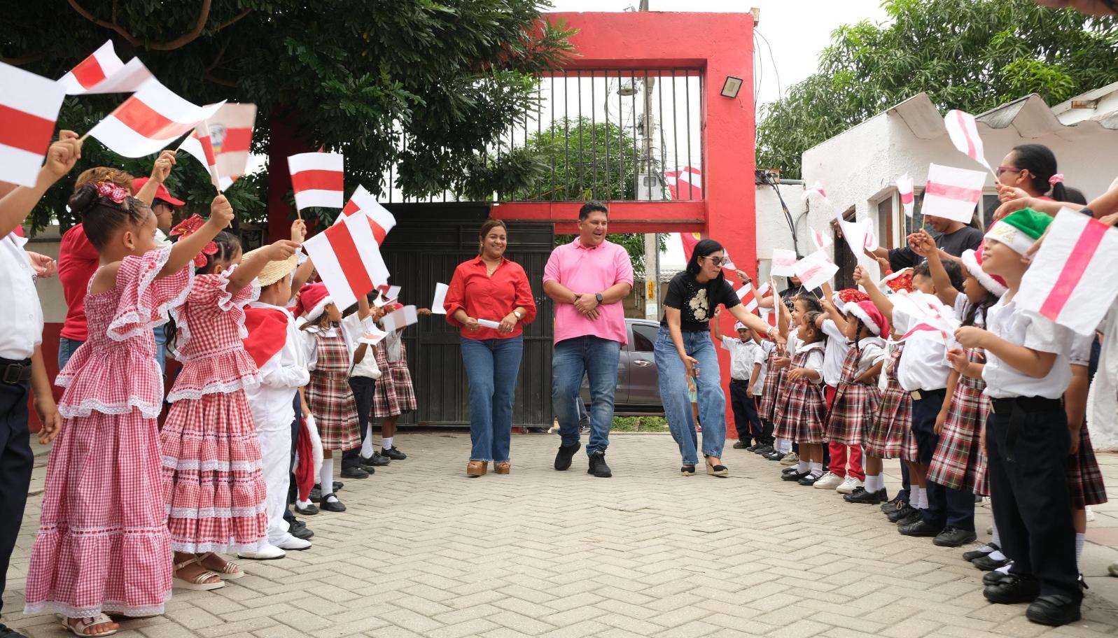 El alcalde de Baranoa, Édinson Palma, acompañado de Maribel Castro, secretaria de educación del Atlántico.