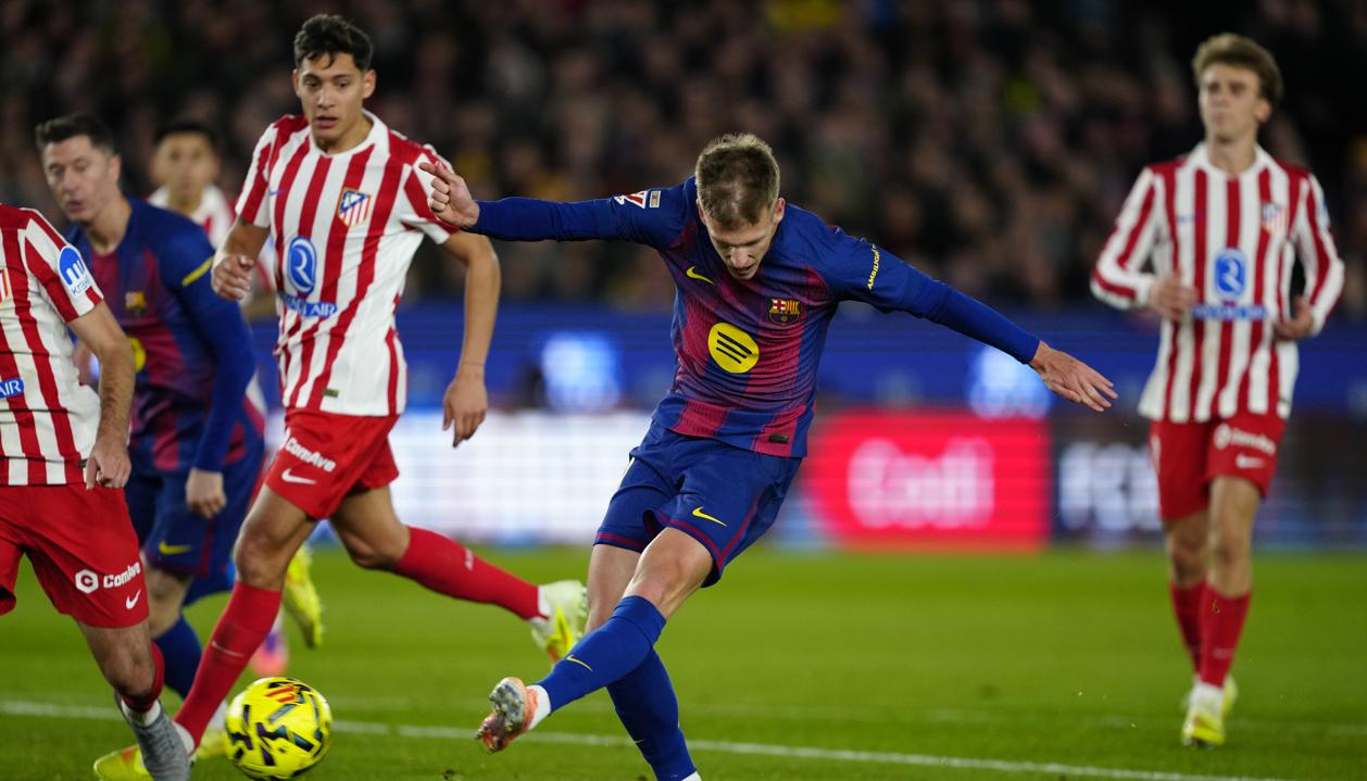 Dani Olmo remata al arco del Atlético para marcar el segundo gol del Barcelona. 