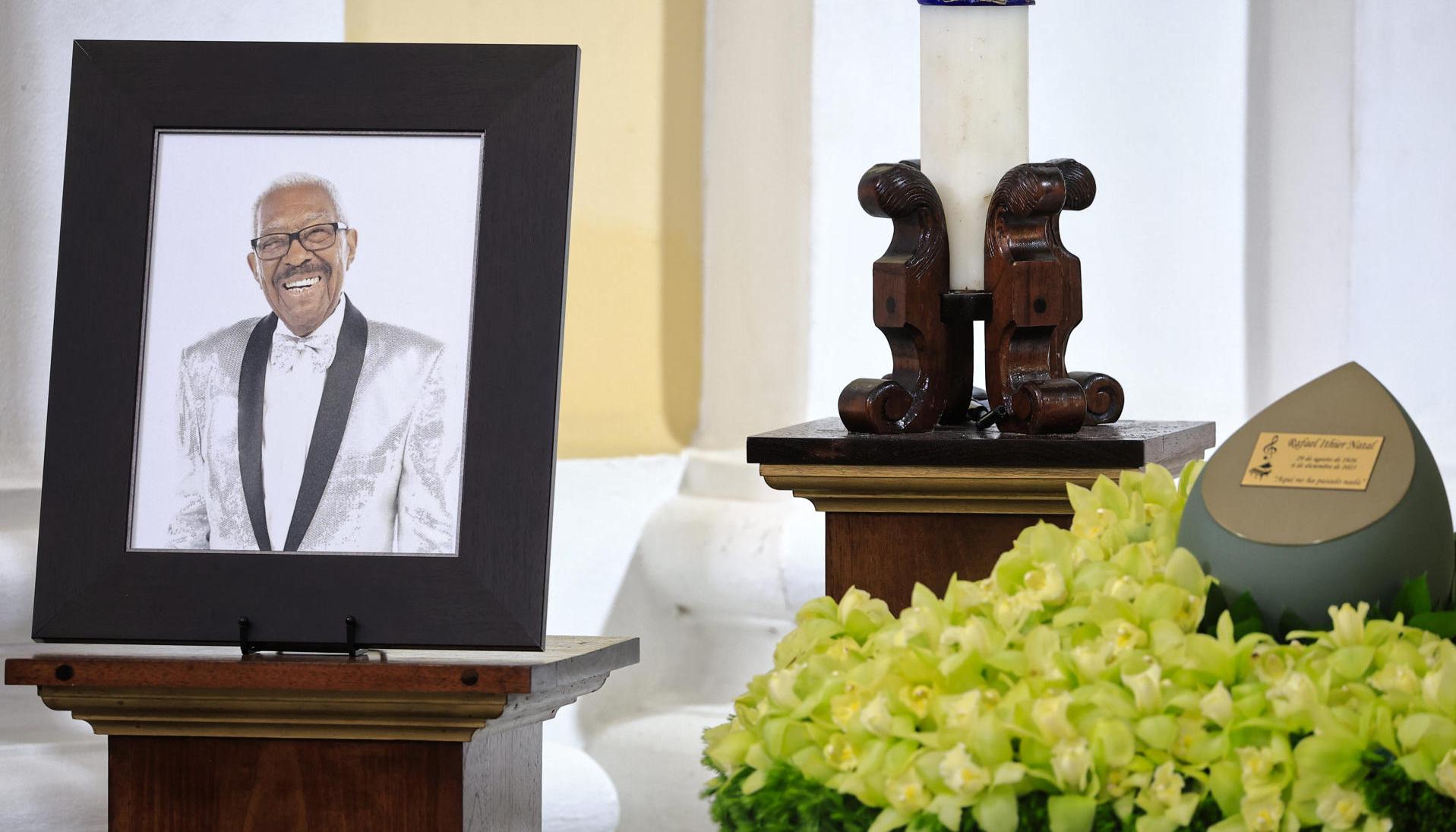 La misa de despedida del del músico y fundador de El Gran Combo de Puerto Rico, Rafael Ithier, se está llevando a cabo este lunes. 