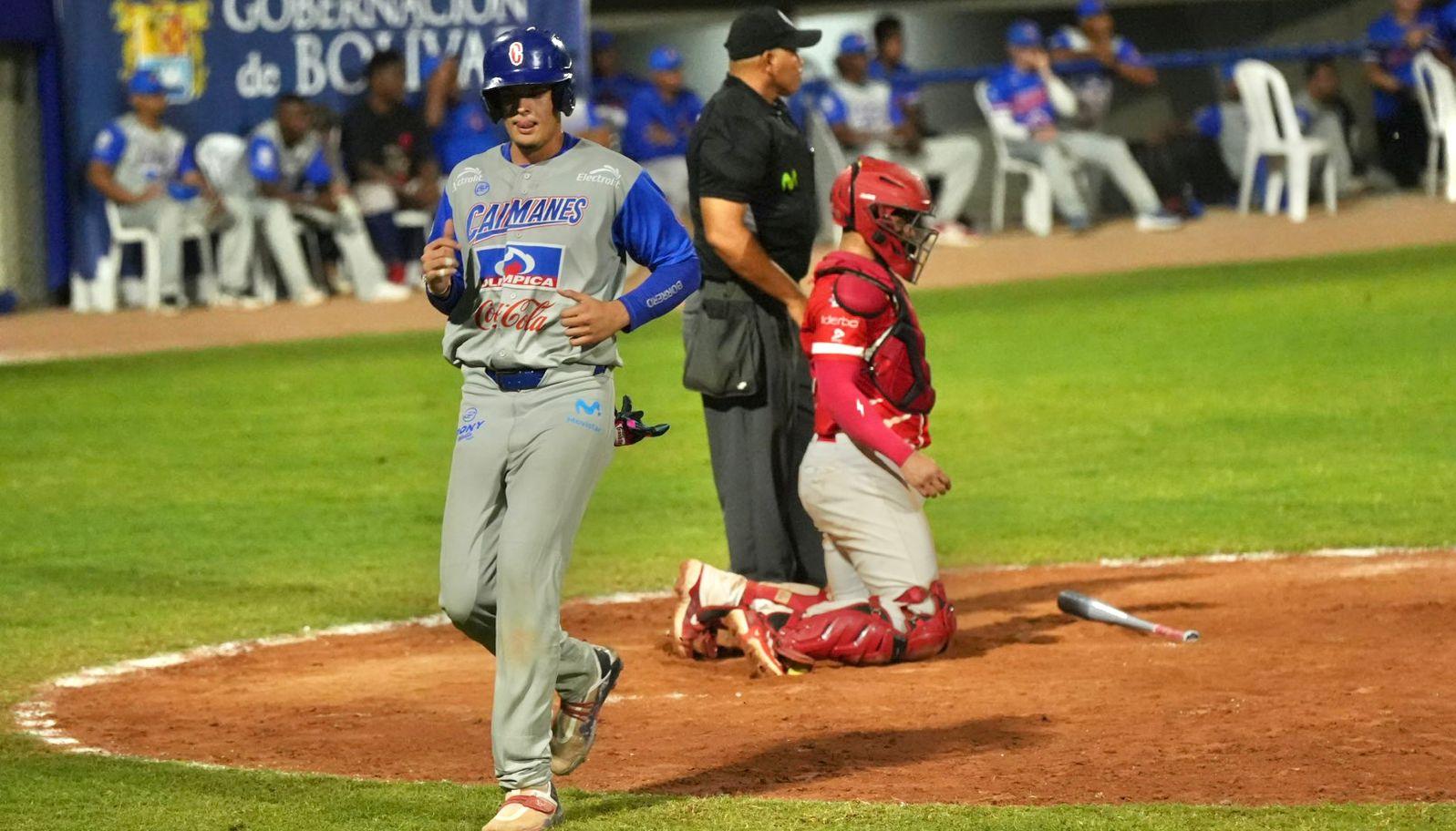 Darío Borrero anota una carrera para Caimanes.