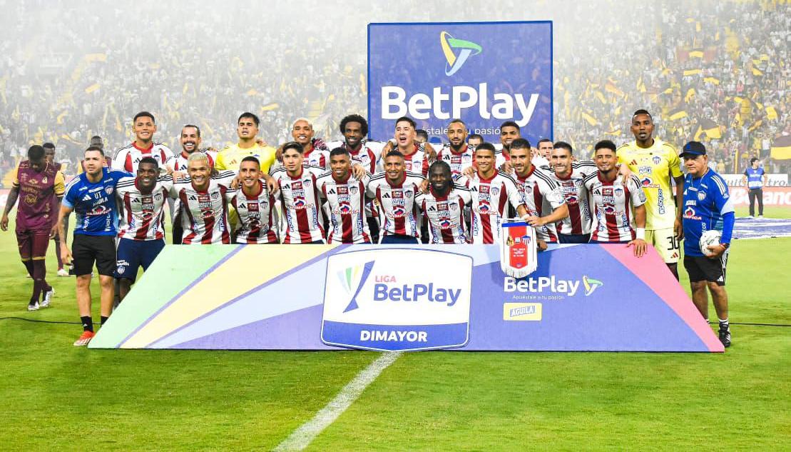 El plantel completo de Junior que se coronó campeón en el estadio Manuel Murillo Toro. 