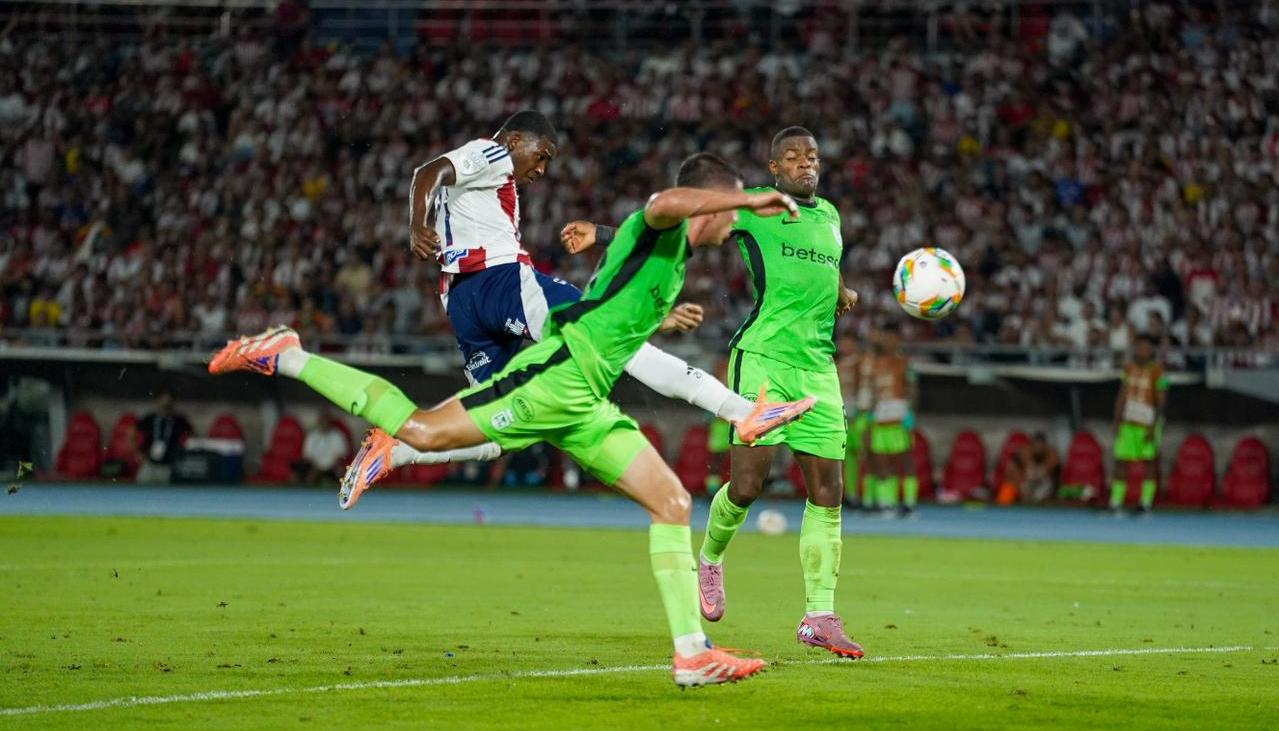 El gol del empate de Junior marcado por Joel Canchimbo, quien ingresó para el segundo tiempo.
