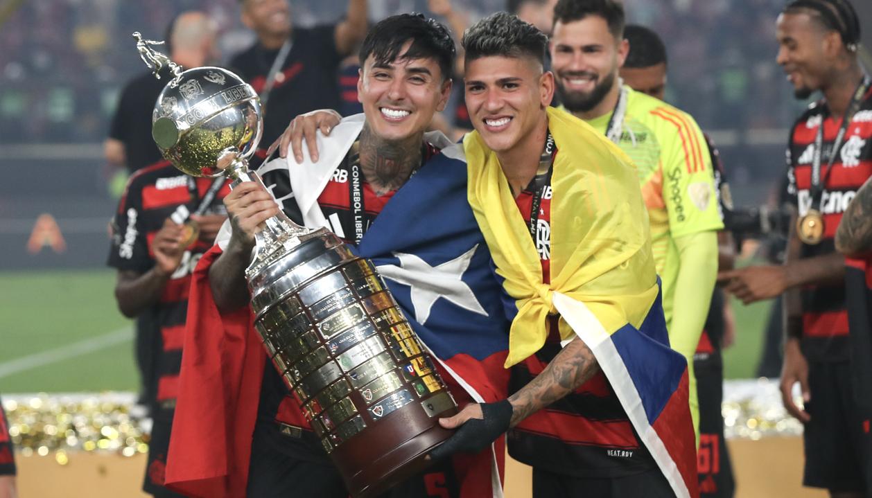 El chileno Erick Pulgar y el colombiano Jorge Carrascal, jugadores del Flamengo. 