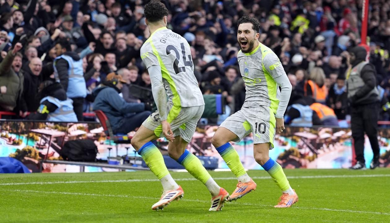 Rayan Cherki celebra con Josko Gvardiol el gol del triunfo del Manchester City.