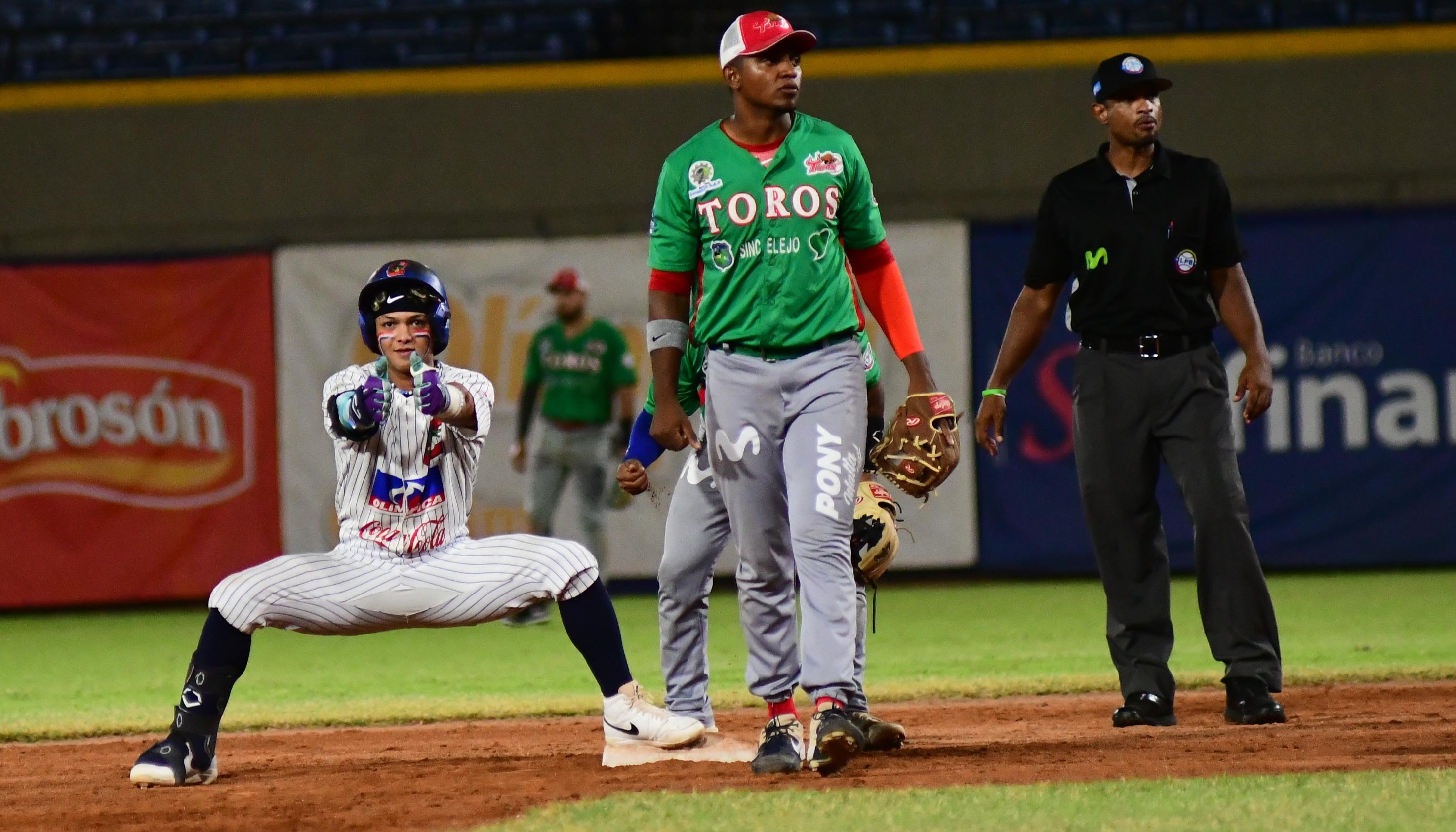 El novato Diego Contreras celebra tras remolcar las dos primeras carreras de Caimanes con un sencillo. 