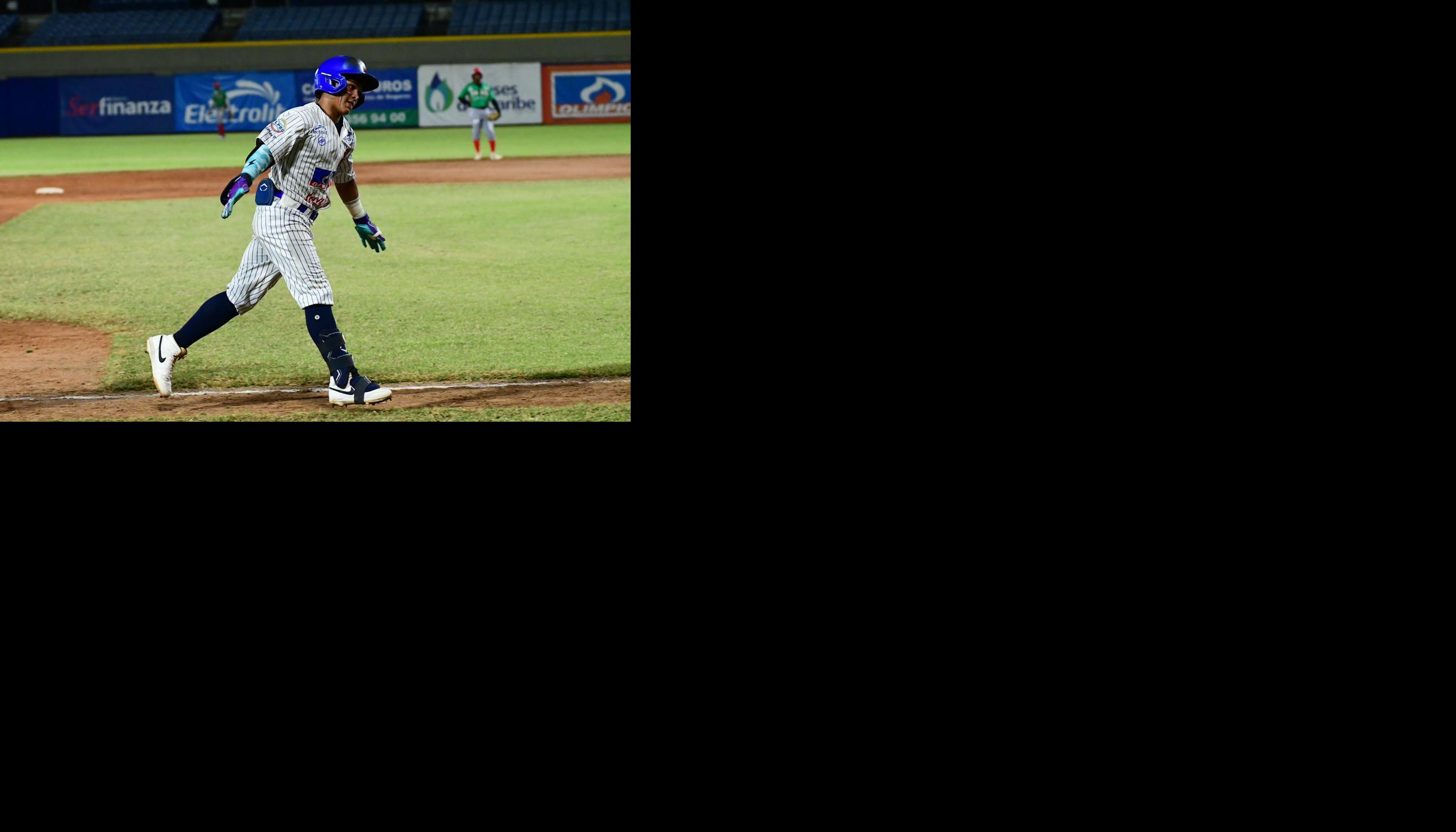 Diego Contreras bateó un jonrón dos carreras en el octavo inning para Caimanes.