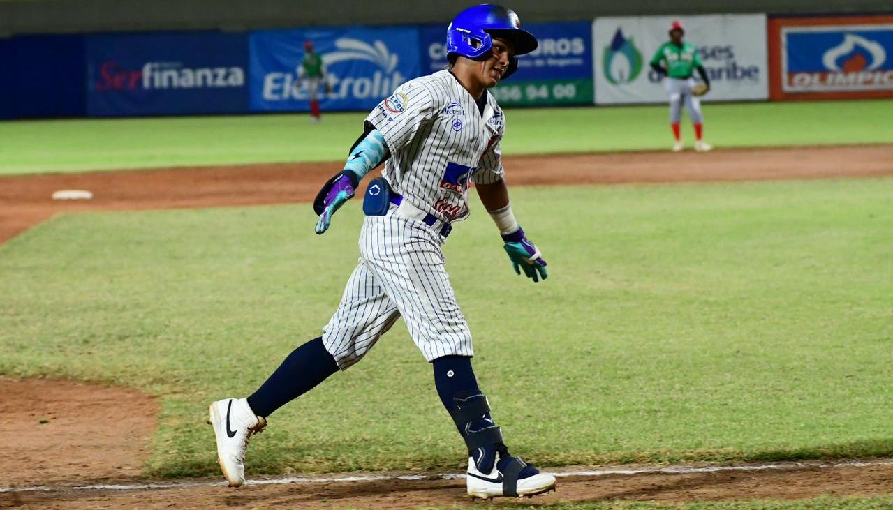 Diego Contreras bateó un jonrón dos carreras en el octavo inning para Caimanes.