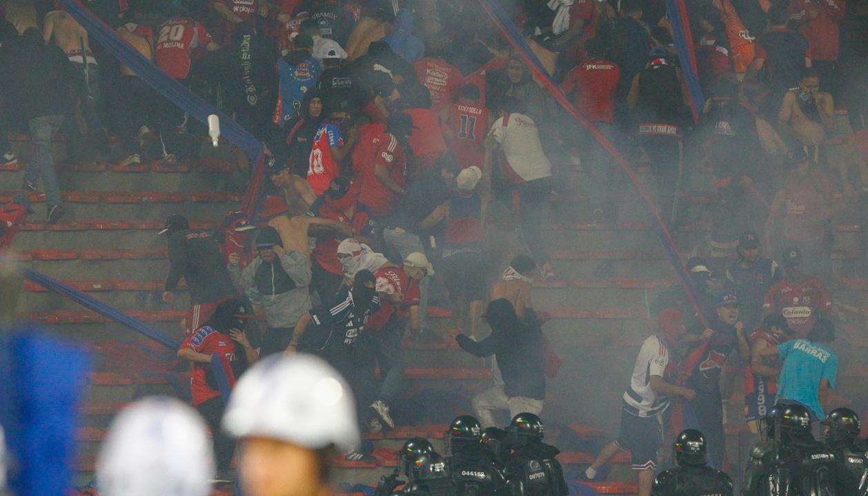 Disturbios en estadio Atanasio