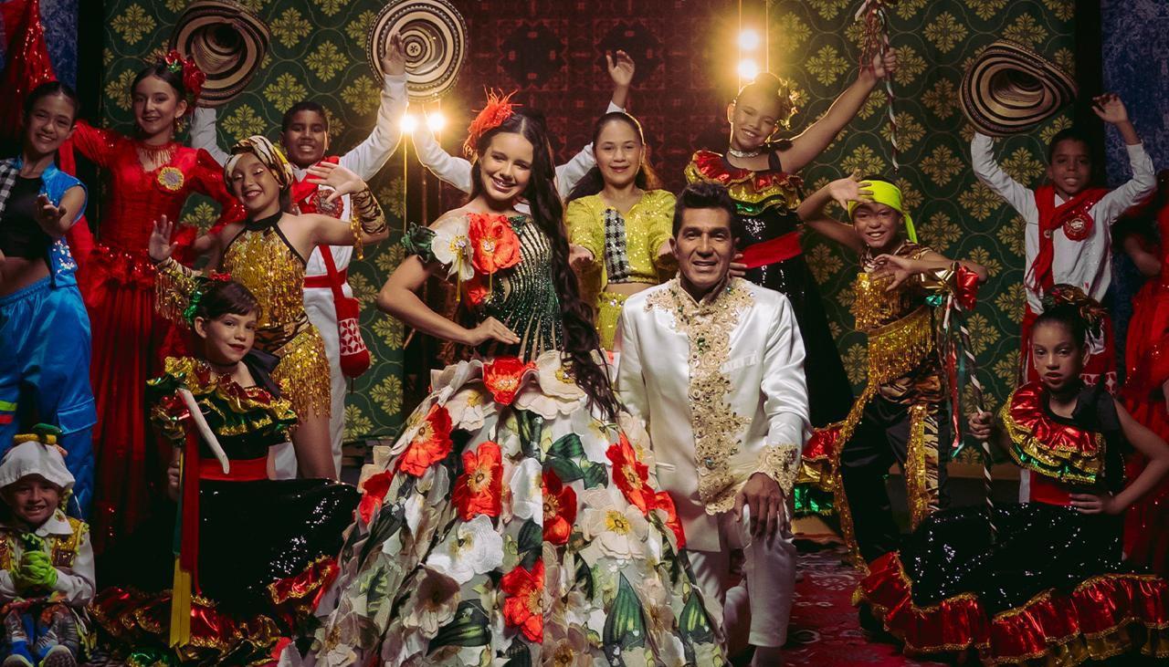 Sharon Acosta, Reina Infantil 2026, junto a su papá, Checo Acosta. 