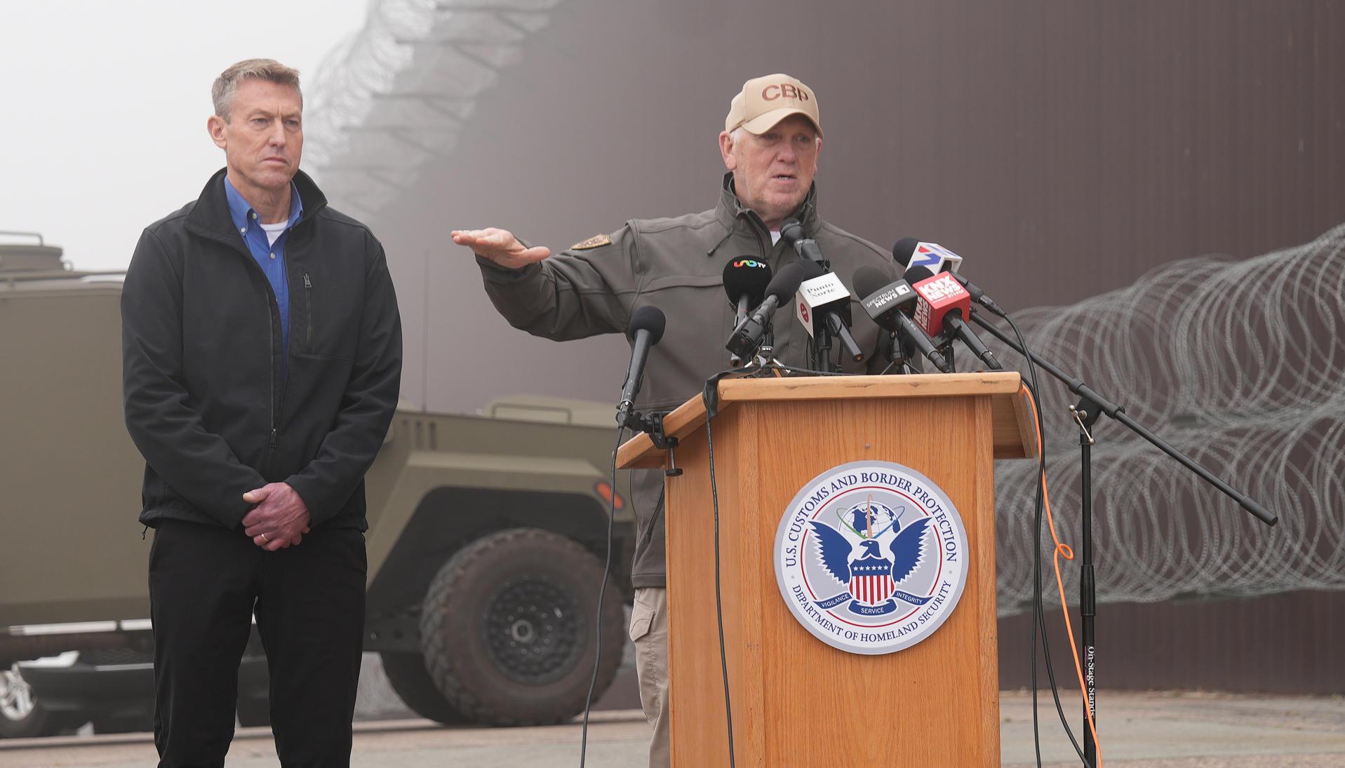El encargado de la política fronteriza de la Casa Blanca, Tom Homan (d), habla junto al comisionado de la Oficina de Aduanas y Protección Fronteriza (CBP), Rodney S. Scott.