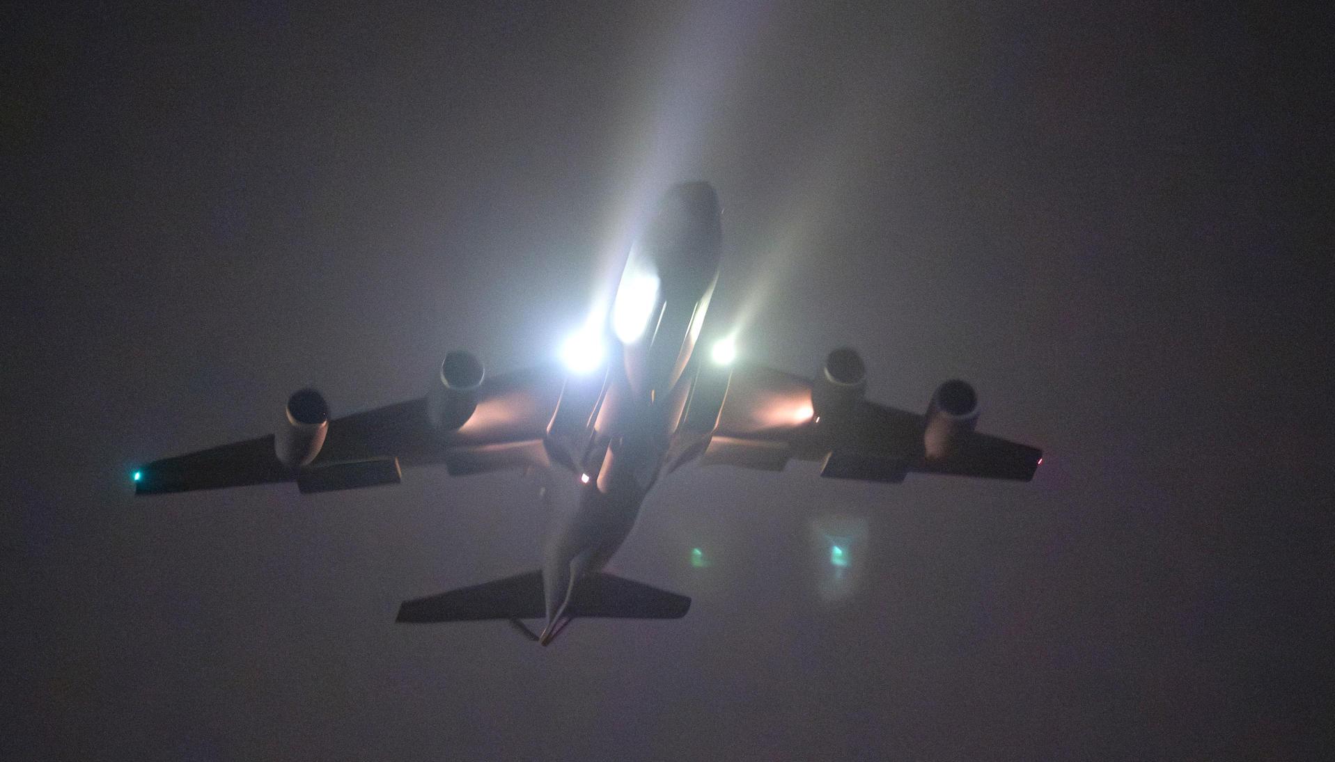 Avión cisterna KC-135 Stratotanker despegando para brindar apoyo a la Operación Ataque Ojo de Halcón.