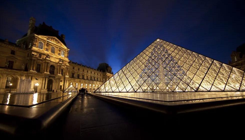 Vista de la pirámide de cristal, entrada al Museo del Louvre. 