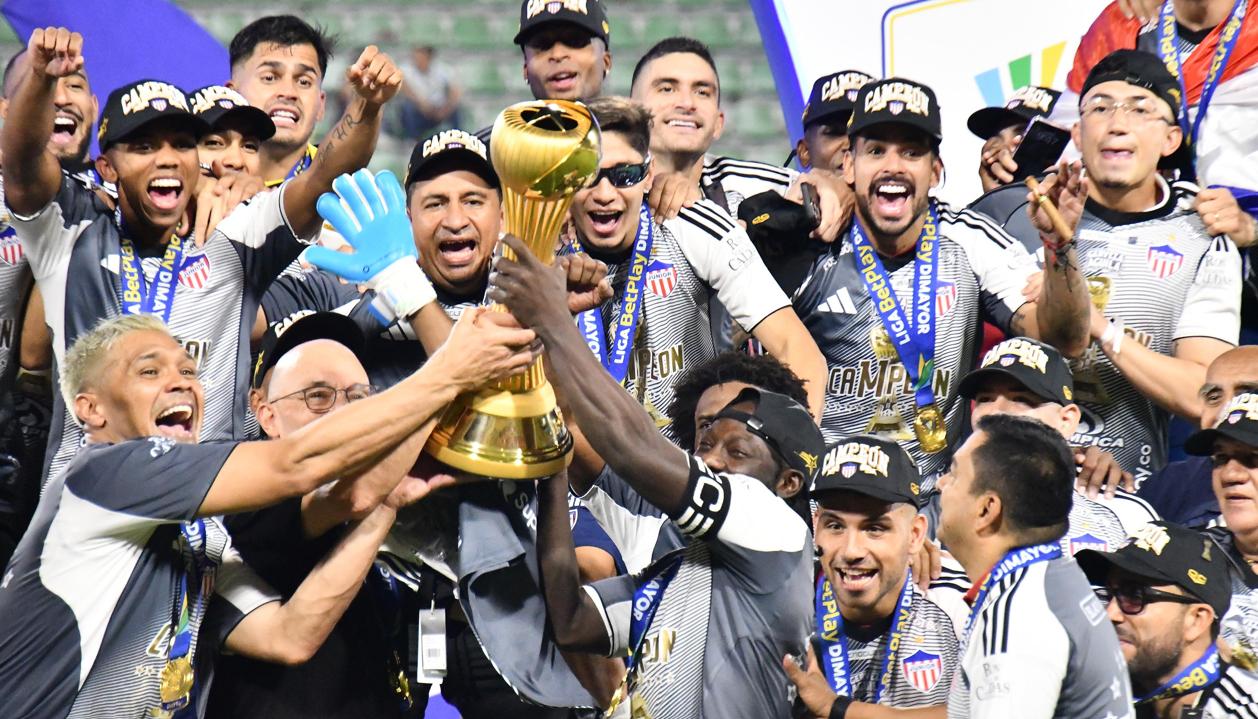 El plantel del Junior con el trofeo de campeón. 