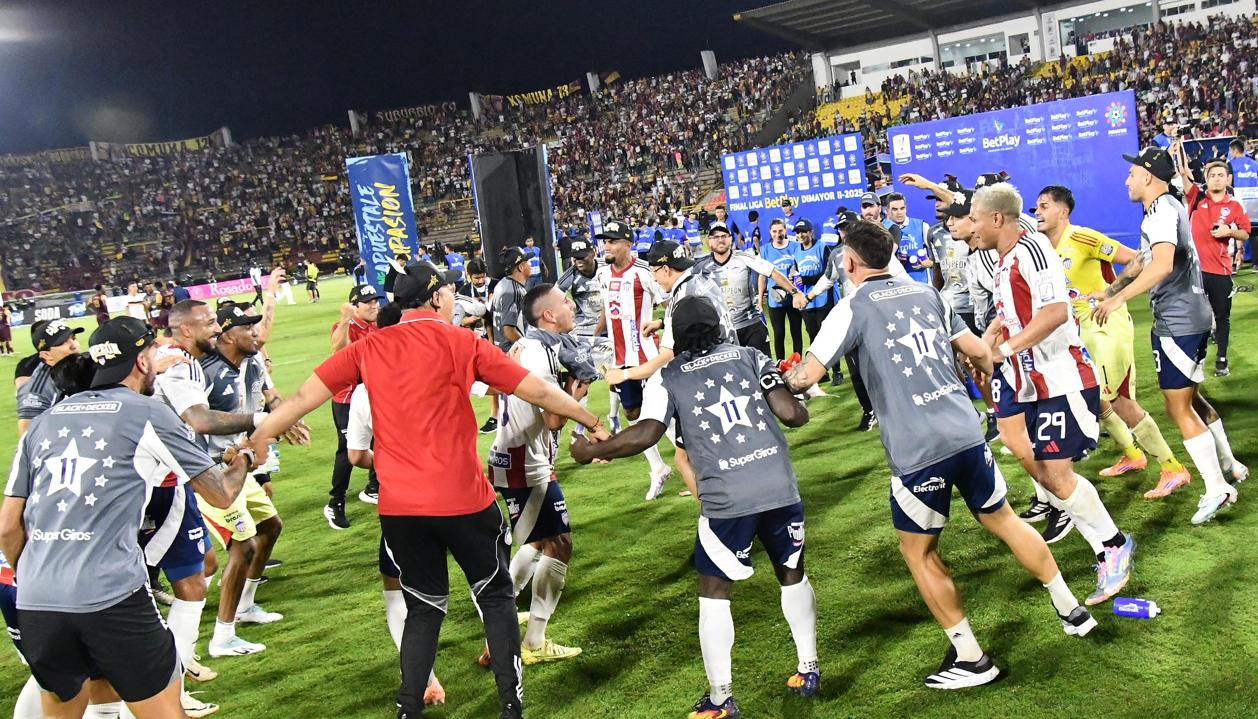 La celebración de los jugadores del Junior en el césped del estadio Manuel Murillo Toro de Ibagué. 