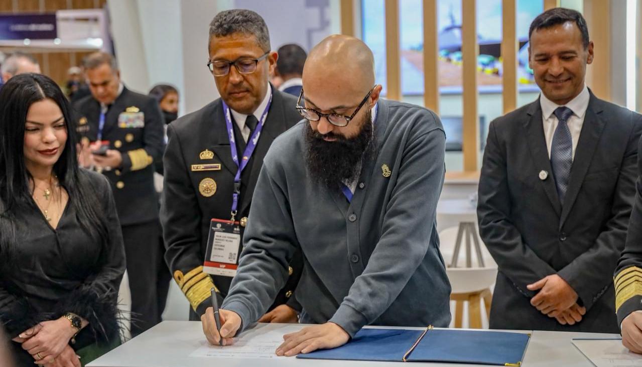 Director de la Ungrd, Carlos Carrillo, firma convenio para construir buque para emergencias. 