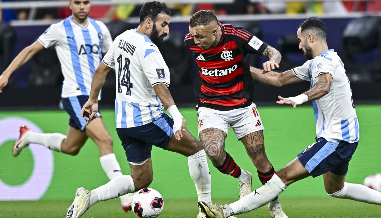 Everton Soares, de Flamengo, intenta avanzar entre dos rivales. 