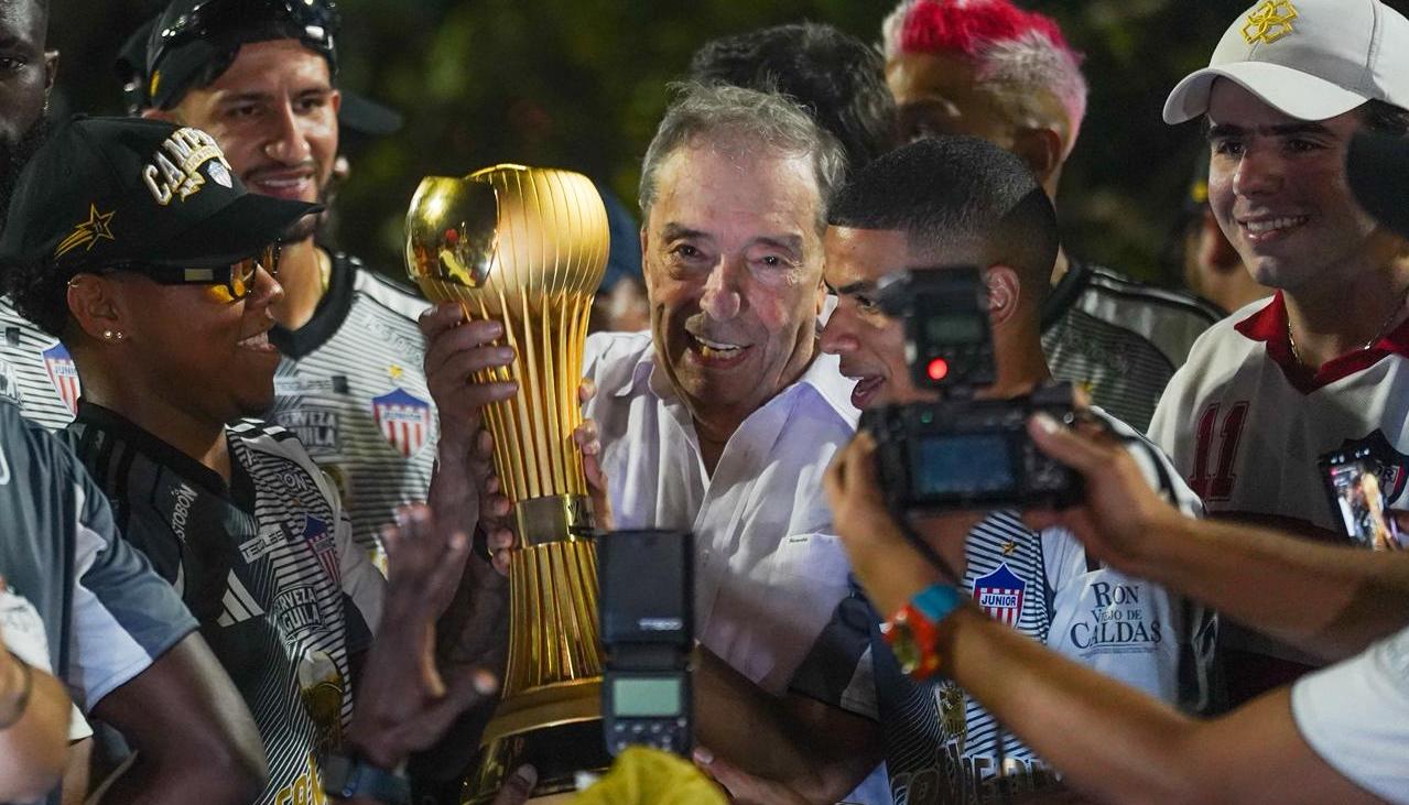 Fuad Char con el trofeo de campeón alcanzado por Junior junto a José Enamorado.