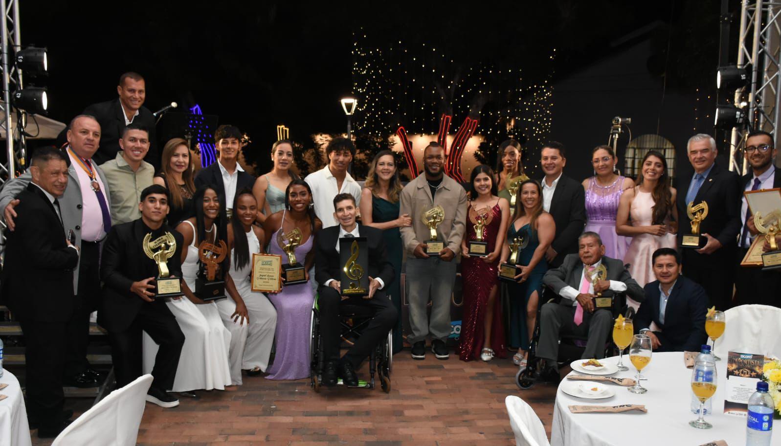 Grupo de ganadores de los premios de Acord Colombia. 