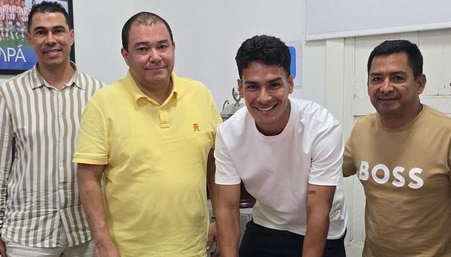 Alberto Mario Garzón, Jannenson Sarmiento y el gerente del Junior, Héctor Fabio Báez. 