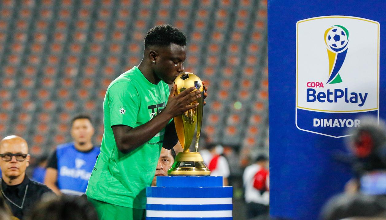 Marino Hinestroza tras coronarse campeón de la Copa Colombia con Atlético Nacional. 