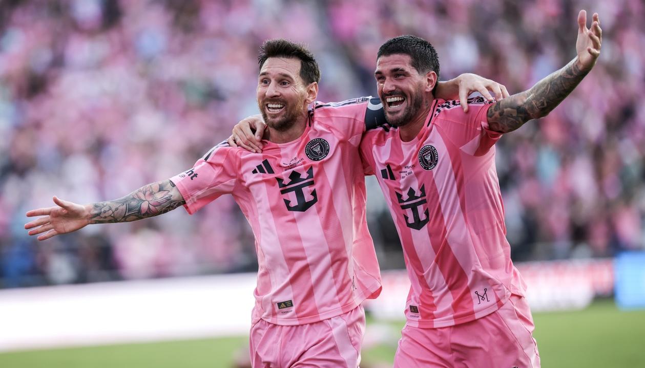 Los argentinos Lionel Messi y Rodrigo De Paul, jugadores del Inter de Miami. 