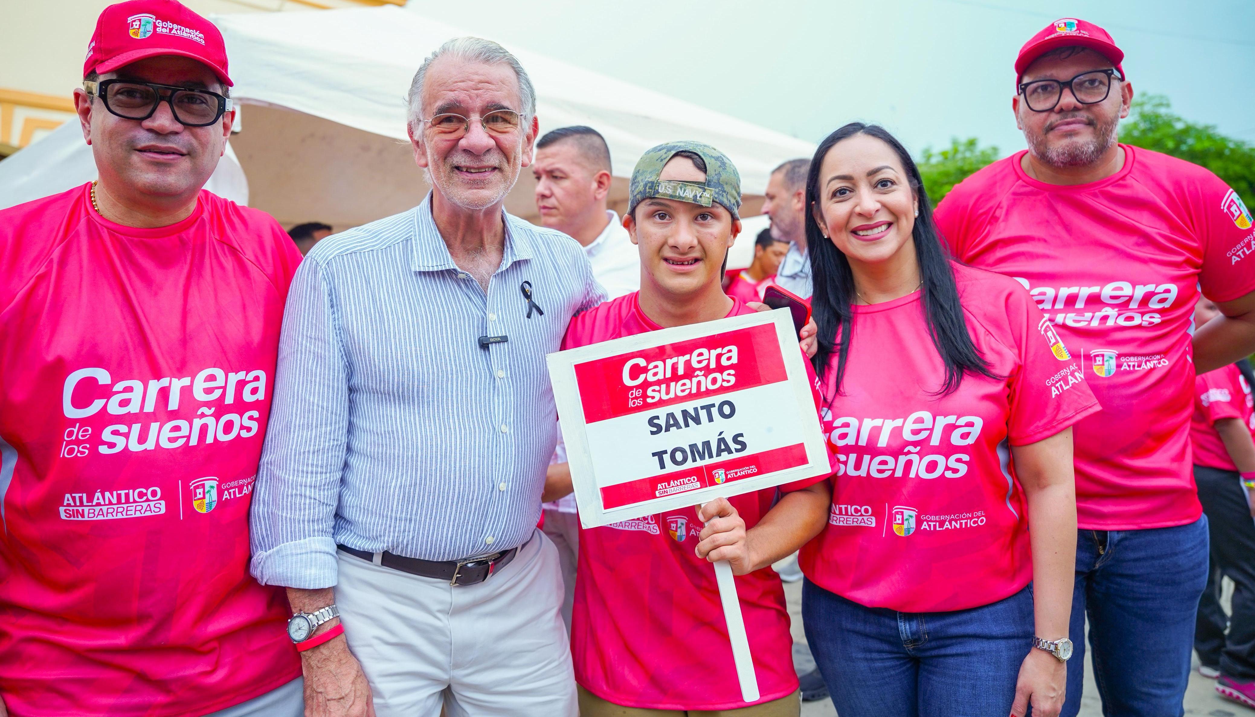 Gobernador Eduardo Verano y la Gerente de Capital Social, Karina Llanos, junto a beneficiarios del programa social.