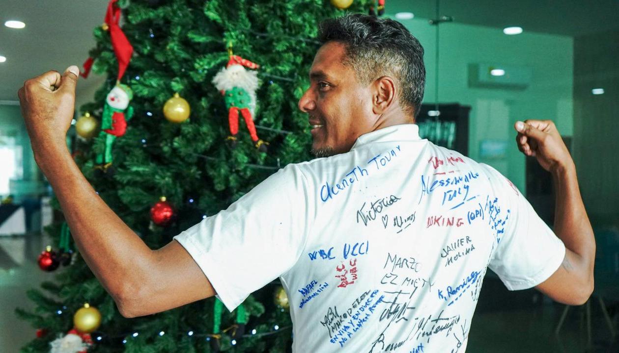 Lenin Utria con la camiseta firmada por los participantes en el Grand Prix. 