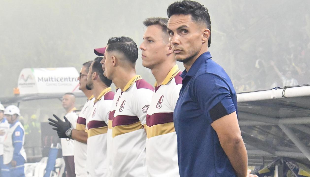 Lucas González, técnico del Tolima, en los actos protocolarios previos al partido contra Junior.