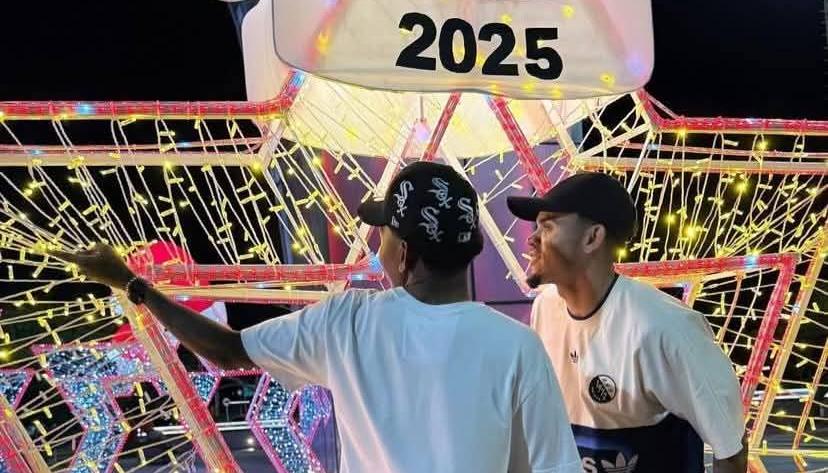 Luis Díaz y su hermano Jesús junto a la estrella de 2025 alcanzada por Junior. 