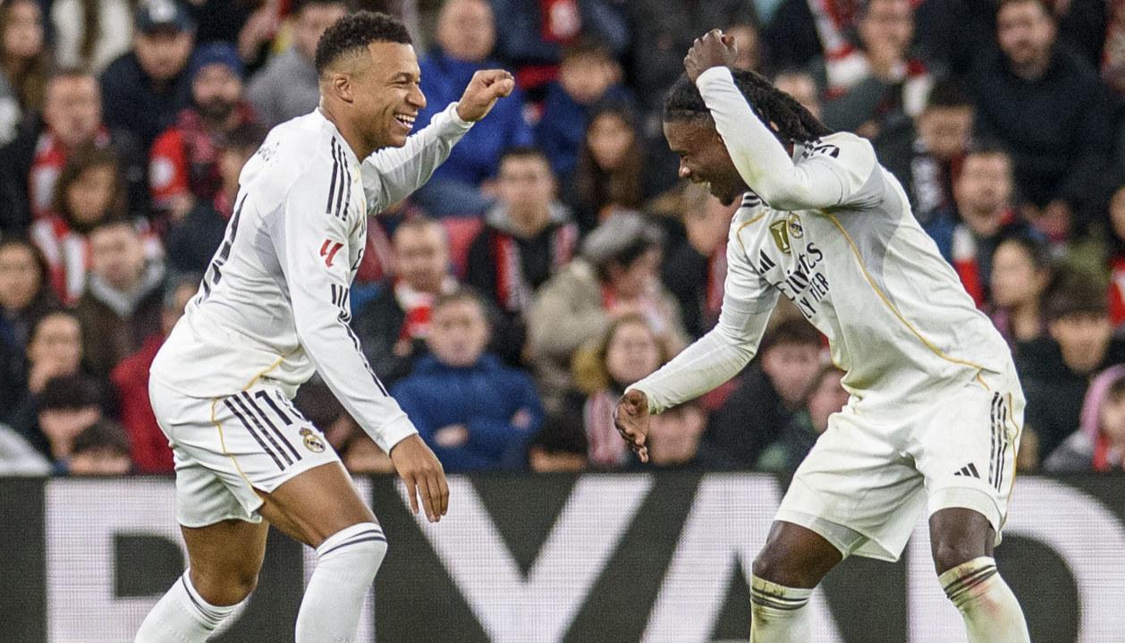 Kylian Mbappé festeja un gol con su compañero Eduardo Camavinga. 