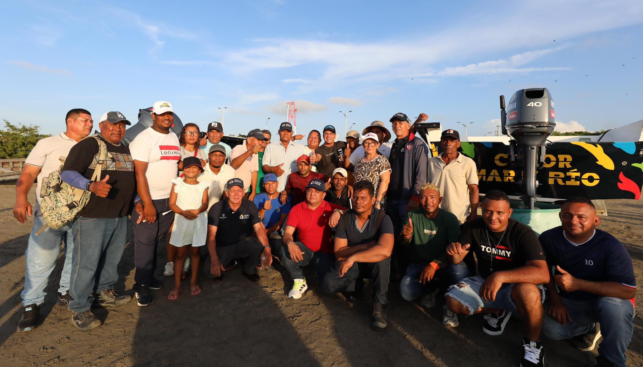 Alcalde Char junto a los pescadores de Puerto Mocho. 