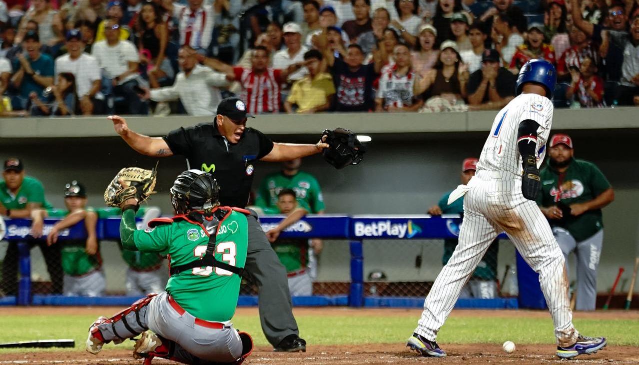 Shalin Polanco es declarado quieto en el plato para anotar la carrera del empata para Caimanes.
