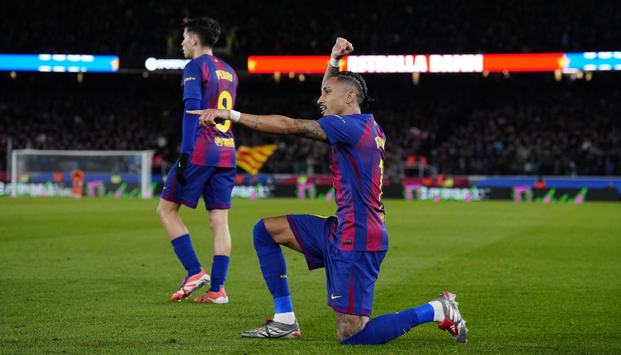 El brasileño Raphinha celebra su segundo gol ante el Osasuna. 