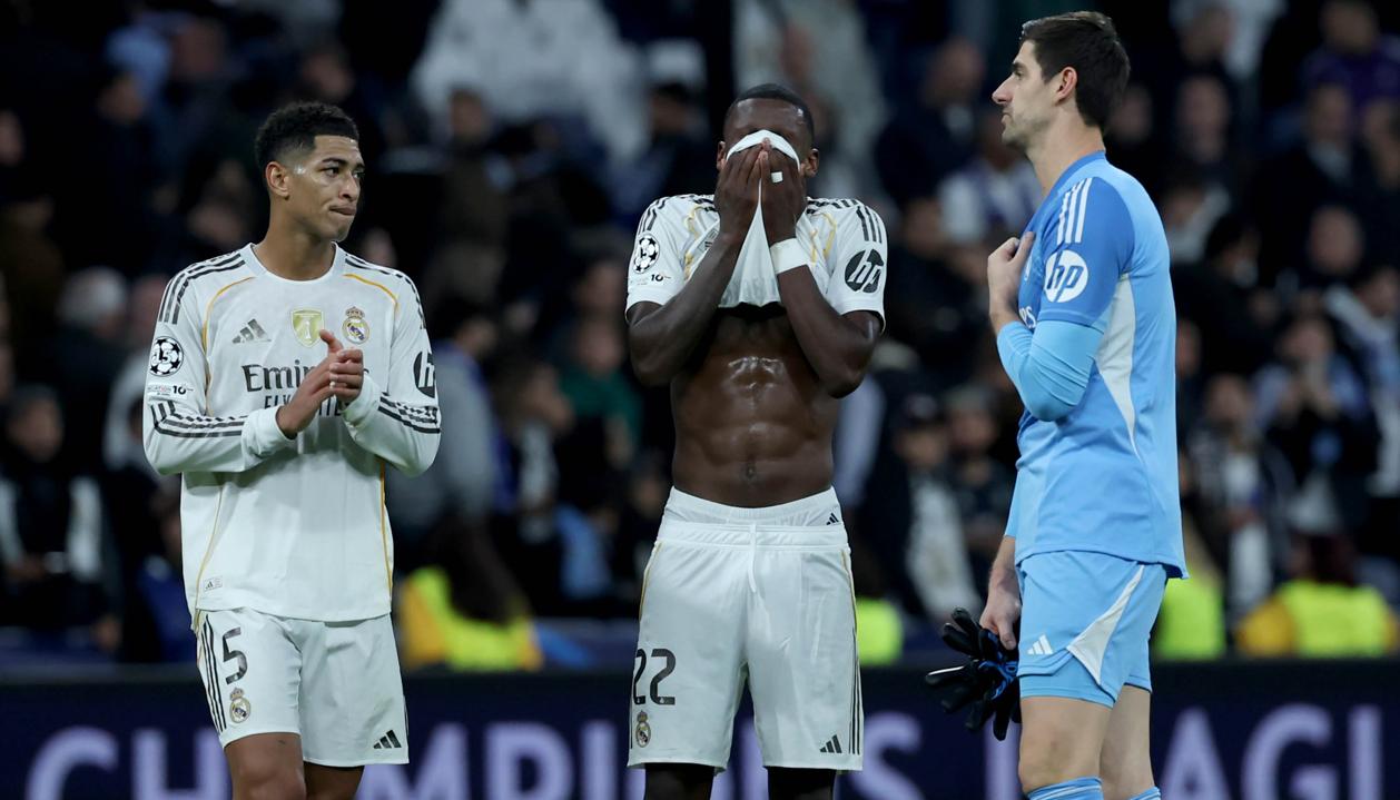 El desconsuelo de Bellingham, Rüdiger y Courtois, jugadores del Real Madrid, tras la derrota.