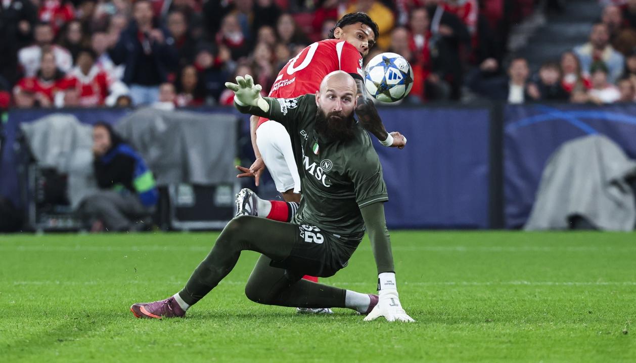 Acción en la que Richard Ríos marcó el primer gol del Benfica ante el Nápoles. 